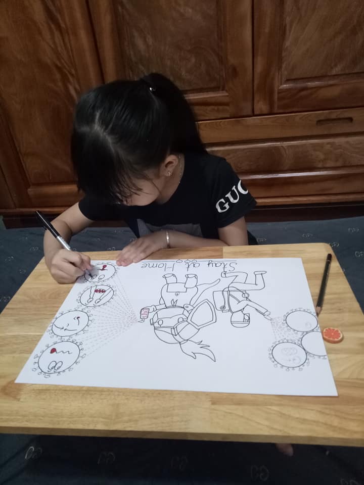  Từng nét vẽ tỉ mỉ cho bộ tranh chống dịch của hai học sinh VioEdu
